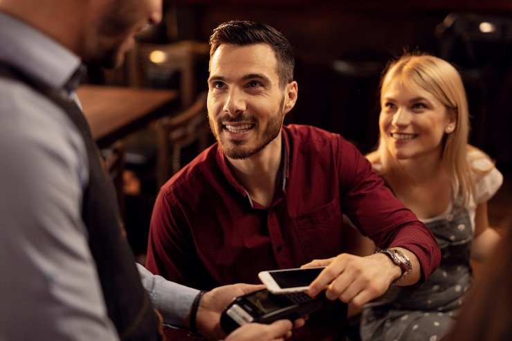Pemain dan mitra arena303 mengakses platform referral menggunakan perangkat mobile dengan mudah
